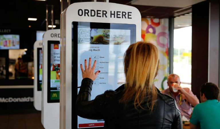 Na vseh McDonald’s zaslonih na dotik odkrit… Kakec