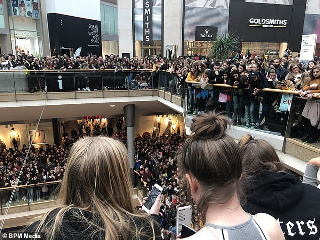 Ameriški vlogger ter njegovih 8,000 vreščečih oboževalcev naredili pravi kaos v nakupovalnem središču mesta Birmingham