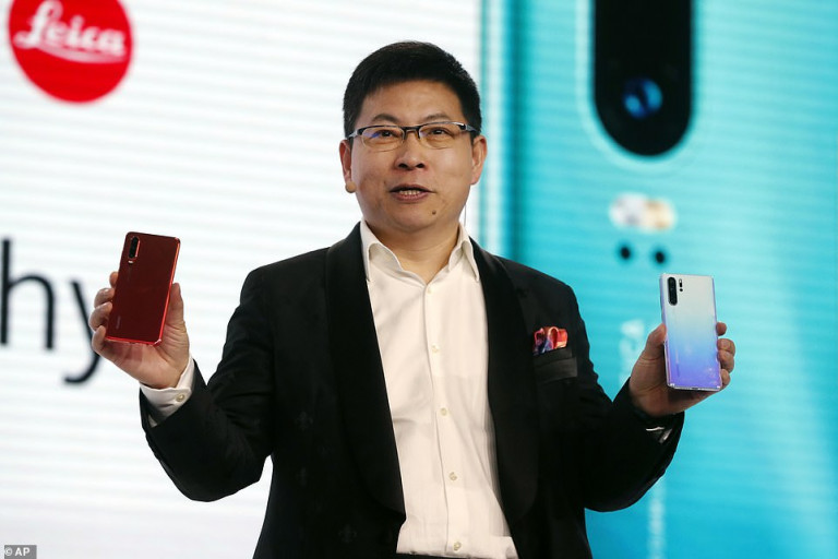 Huawei včeraj razkril telefon P30, ki bo lahko na kitajske vohunske strežnike pošiljal vaše slike v ogromni ločljivosti