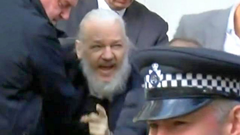 Soustanovitelj Wikileaksa Julian Assange včeraj aretiran v Londonu