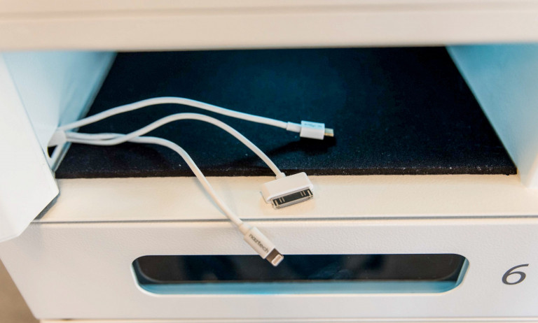 Pazljivo pri uporabi javno dostopnih USB polnilnih postaj