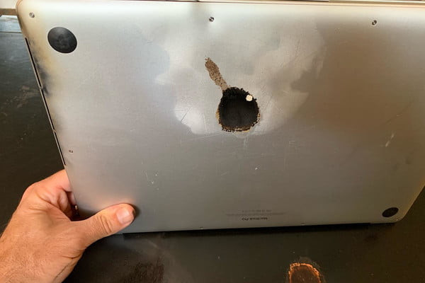 MacBook Pro zagorel zaradi serijske napake