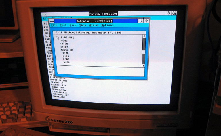 Microsoft nas draži z 34 let starim operacijskim sistemom Windows 1.0