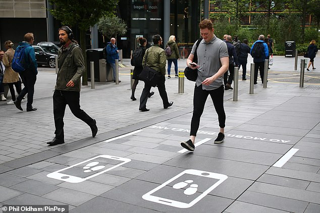 V Manchestru so odprli sprehajalne steze, specifično namenjene pešcem, ki med hojo uporabljajo telefone