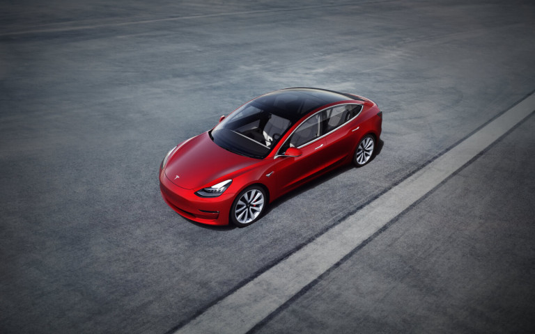 Tesla prispela tudi v slovenske avtomobilske salone