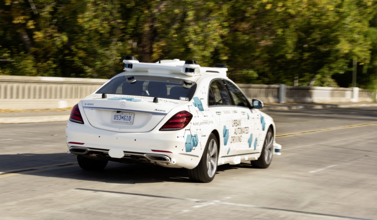 Samovozeči Mercedesi bodo programirani tako, da bodo žrtvovali pešce, če bo to rešilo voznika