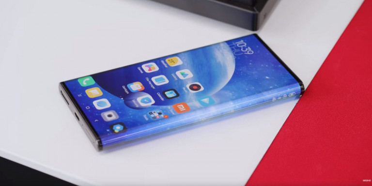 Xiaomi Mi Mix Alpha vsebuje zaslon, ki se ovije po celotni površini telefona, žal pa je zadeva peklensko draga