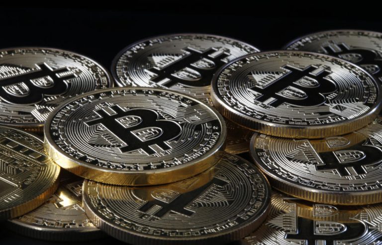 Bitcoin izgubil 10 % svoje vrednosti in je padel pod vrednost 50.000 $