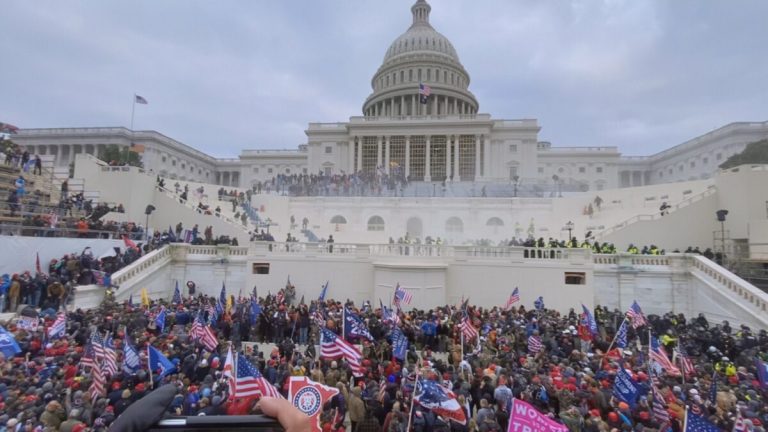 Four Hours at the Capitol nam bo bližje predstavil neslavni januarski napad Trumpovih podpornikov