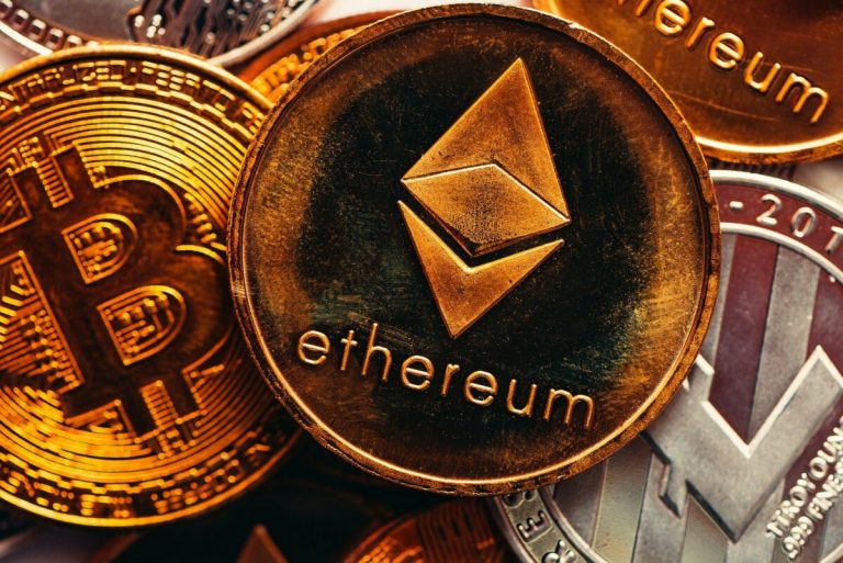 Tehnična analiza (TA) kriptovalut – Bitcoin se spogleduje z rekordno višino, Ethereum v zatišju