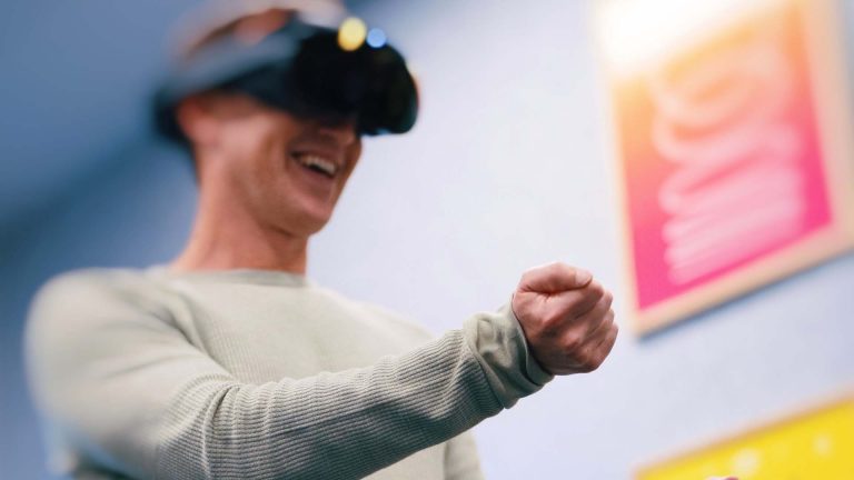 Zuckerberg prvič v živo pokazal VR napravo Project Cambria