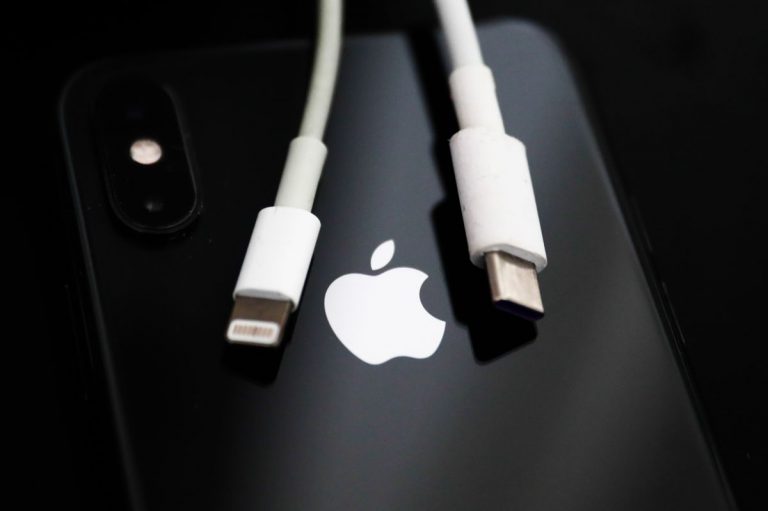 EU bo Apple prisilil, da do leta 2024 preklopi na kable tipa USB-C