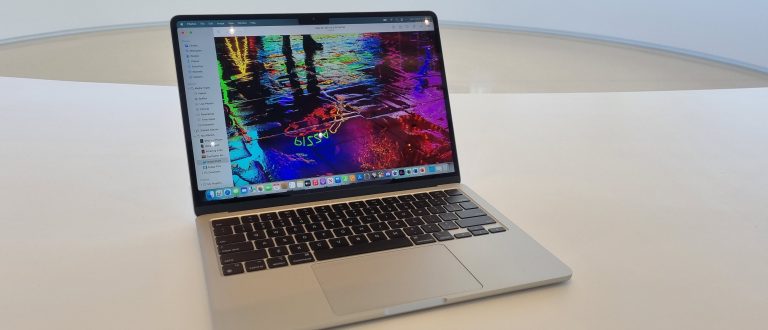 Apple predstavil prenovljeni prenosnik MacBook Air