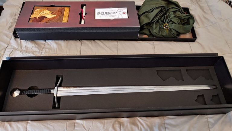Legendarni igralec Elden Ringa je od založnika prejel darilo v obliki čisto pravega meča
