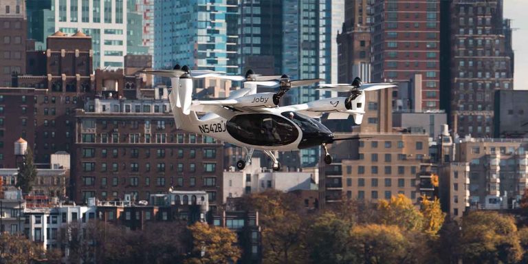 V New Yorku poletel prvi električni taksi