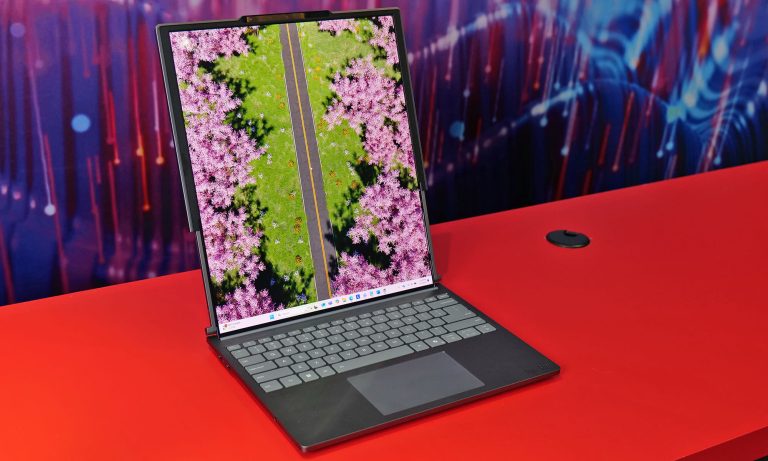 Testirali smo Lenovo prenosnik, ki lahko s stiskom gumba podvoji svoj zaslon