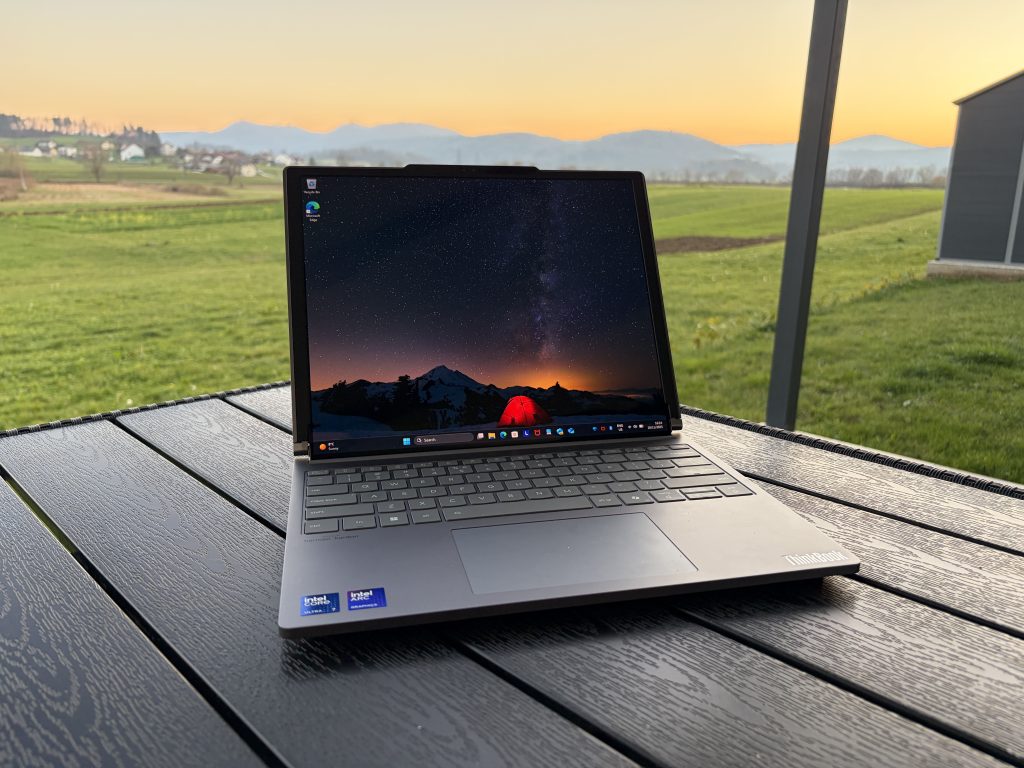 Testirali smo Lenovo prenosnik, ki lahko s stiskom gumba podvoji svoj zaslon