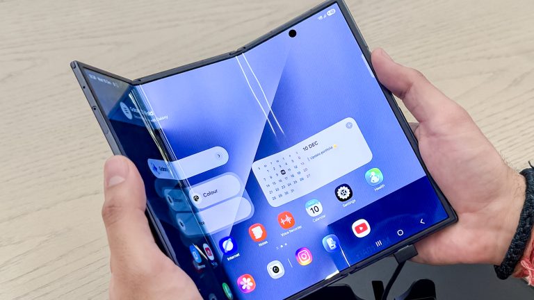 Samsungov trojni preklopni telefon bo zase zahteval slabih 3.000 $